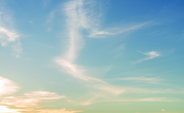 Fond de nuages blancs gonflés de ciel bleu frais