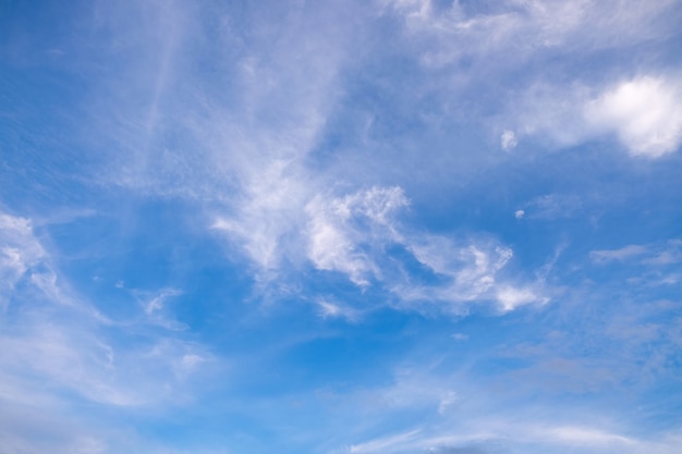 Photo fond de nuages ​​de ciel bleu. beau nuage blanc sur fond de ciel bleu