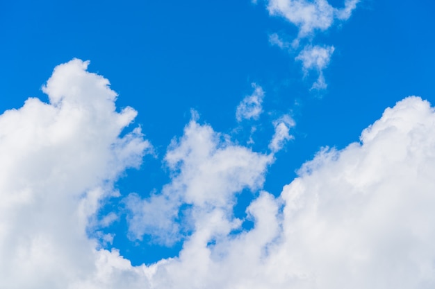 Fond de nuages de ciel. Cumulus nuages blancs dans le ciel bleu foncé du matin