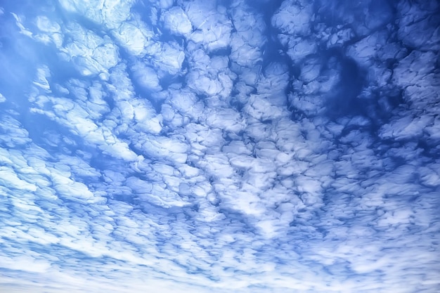 fond de nuages de ciel de printemps /