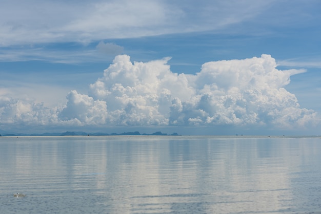 Fond de nuages estivaux paysage marin bleu mer ciel