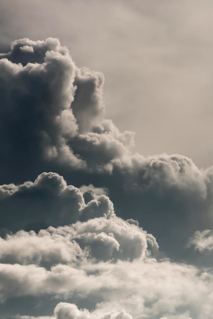 Fond de nuages en niveaux de gris