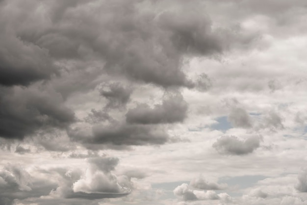 Fond de nuages en niveaux de gris