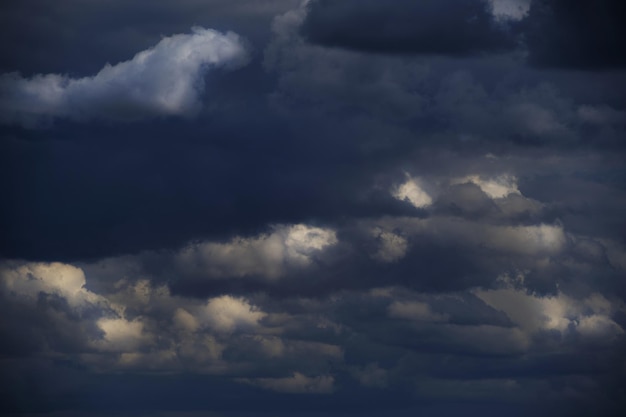 Fond de nuages d'orage avant la pluie ciel dramatique