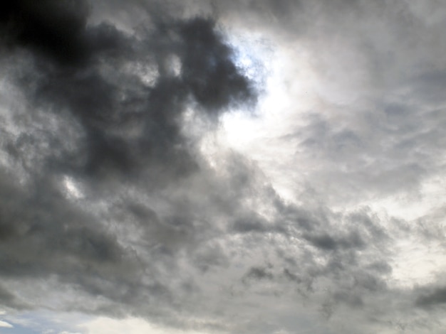 Fond de nuages d&#39;orage devant un orage