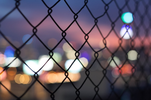 Fond de la nuit de la ville avec des lumières brouillées et bokeh