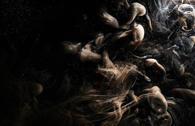 Fond d'océan abstrait or noir Éclaboussures et vagues de peinture étincelante sous l'eau nuages de fumée interstellaire en mouvement