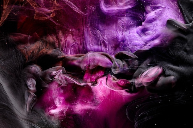 Fond d'océan rose noir Éclaboussures et vagues de peinture scintillante sous l'eau nuages de fumée interstellaire en mouvement