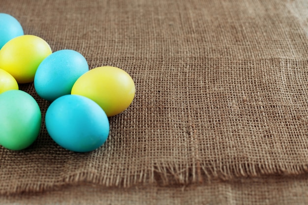 Fond avec des oeufs colorés pour les voeux. Le concept d&#39;un happ