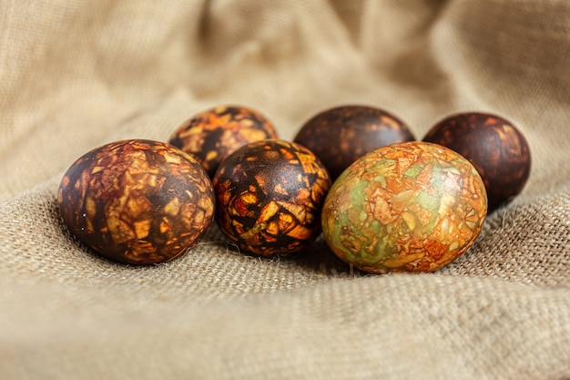 Fond d'oeufs de Pâques colorés dans des couleurs chaudes