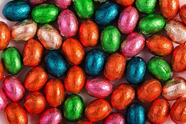 Fond d'oeufs de Pâques colorés Texture d'oeufs de Pâques au chocolat Vue de dessus