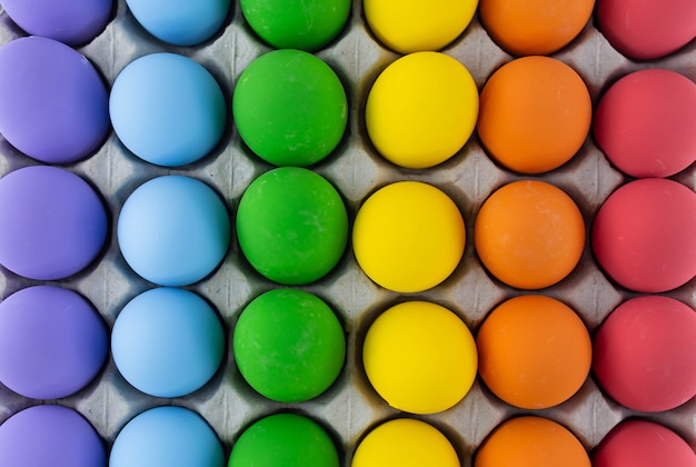 Fond d'oeufs de Pâques colorés.