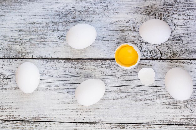 Fond d'oeufs de Pâques sur la vue de dessus de nourriture en bois blanc