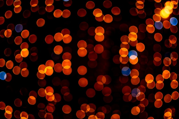 Fond or abstrait flou avec bokeh, beaucoup de lumières défocalisées sur fond noir. Concept de Noël de vacances.