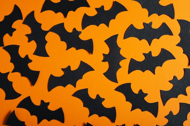 Fond orange avec des chauves-souris noires Concept pour Halloween