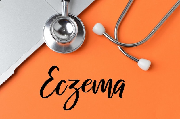 Fond orange écrit avec le concept de santé texte ECZEMA