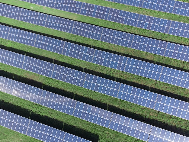 Fond de panneaux solaires sur le terrain Centrale solaire