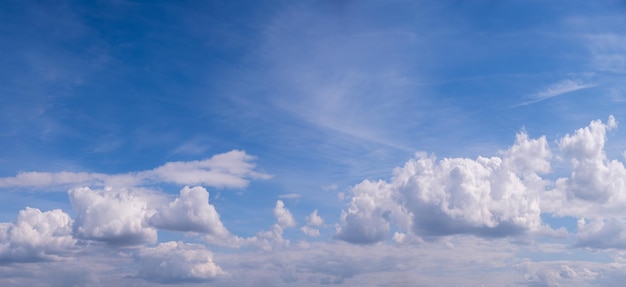 Fond de panorama de ciel bleu avec de minuscules nuages