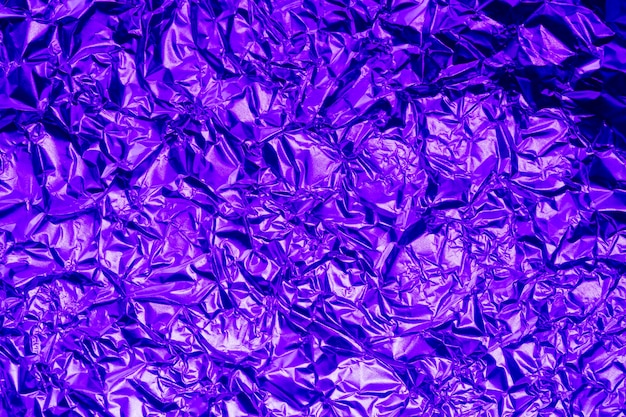 Fond de papier d'aluminium violet vif froissé