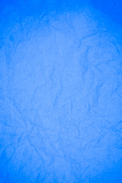 Fond de papier bleu froissé.