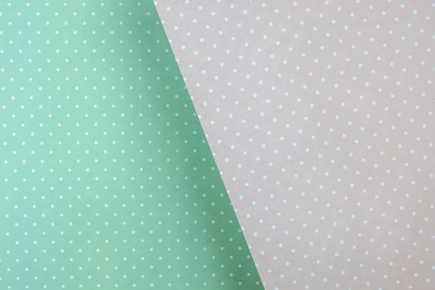 Le fond de papier coloré est un délicat pastel, menthe et rose à pois blancs. en diagonale, avec une ombre. Pour la conception