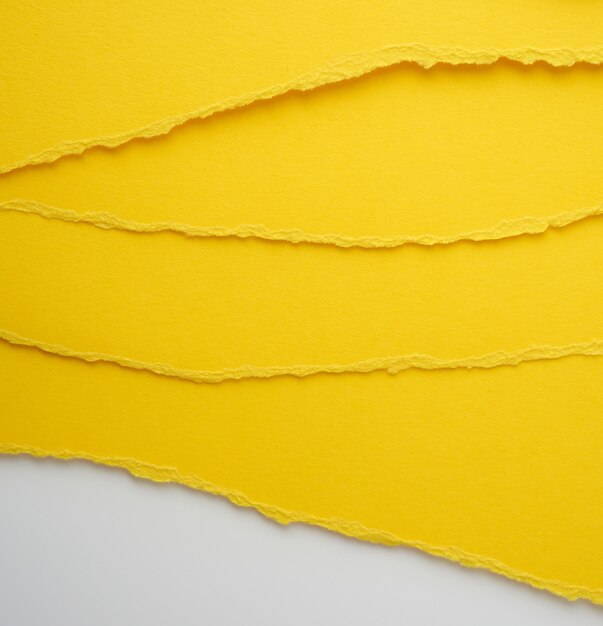 Photo fond de papier déchiré jaune en couches avec une ombre, une toile de fond et un modèle pour le concepteur