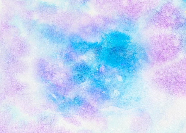 Fond de papier flou avec des taches d'aquarelle violettes et bleues