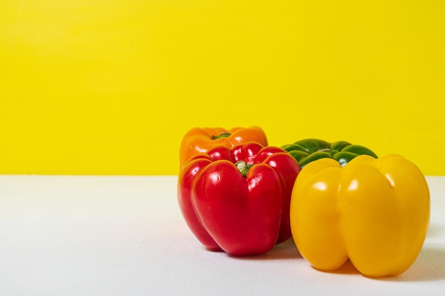 Fond de paprika poivrons rouges et jaunes orange vert coloré Espace blanc pour le texte