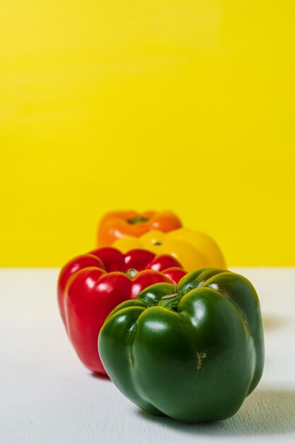 Fond de paprika de poivrons rouges et jaunes verts colorés