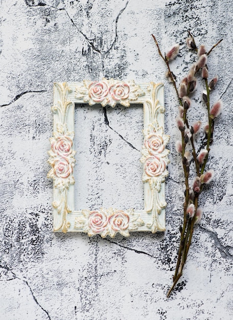 Photo fond de pâques avec cadre vide et fleurs de printemps. carte de voeux de pâques