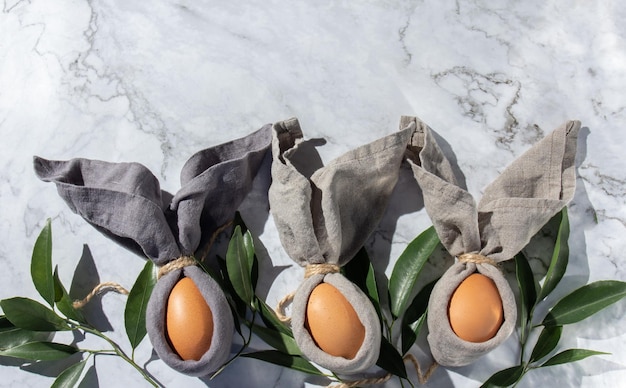 Fond de Pâques festif avec des oeufs de lapin de Pâques sur une serviette en lin décoration de Pâques vue de dessus espace de copie