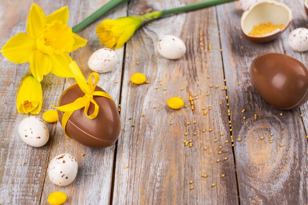 Fond de Pâques avec des fleurs, des oeufs