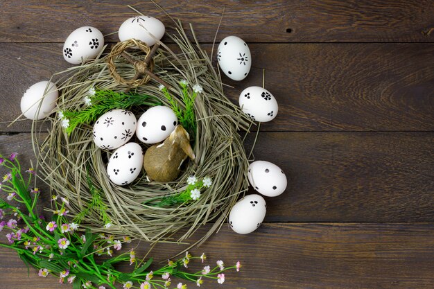 Fond de Pâques. Joyeux oeufs de Pâques peints aussi lapin et croix.