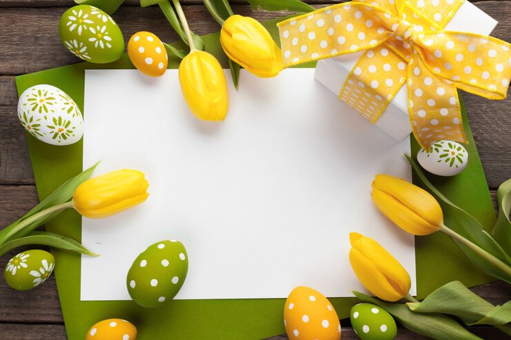 Photo fond de pâques avec des oeufs colorés sur bois blanc