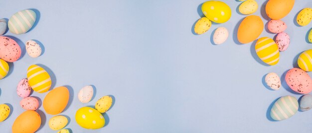 Photo fond de pâques, oeufs colorés