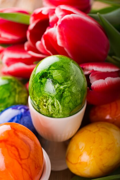 Fond de Pâques avec des oeufs colorés