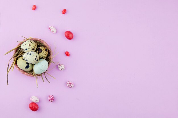 Fond de Pâques, oeufs dans un panier, vue du dessus