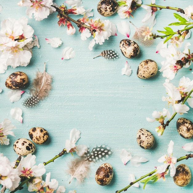 Fond de Pâques avec des oeufs et des fleurs d'amandier