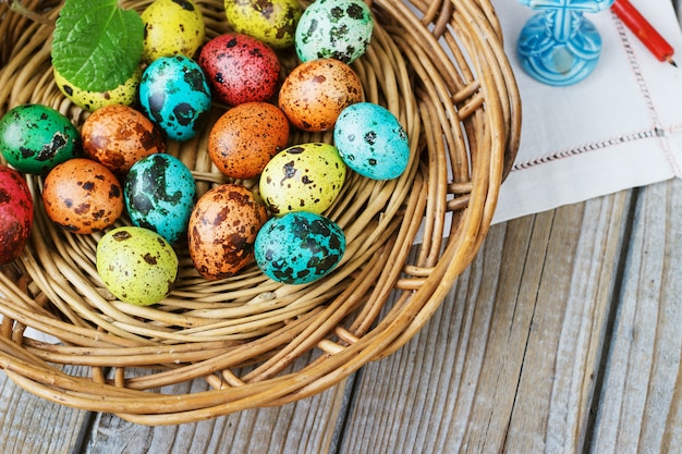 Fond de Pâques avec des oeufs de Pâques dans le panier