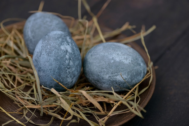 Fond de Pâques: oeufs en plaque avec du foin