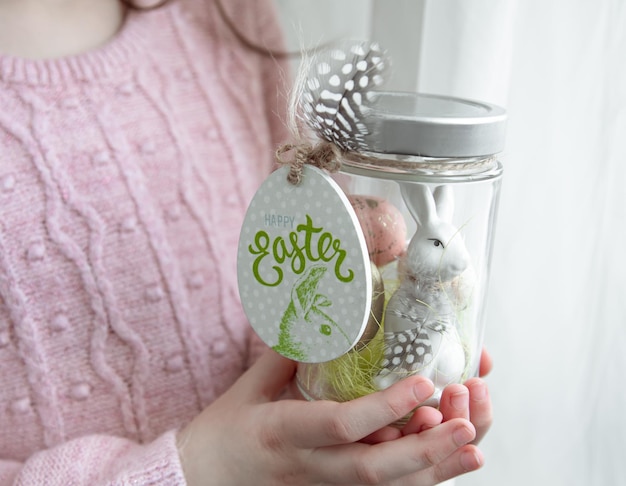 Fond de Pâques avec un pot avec un décor festif dans les mains des enfants