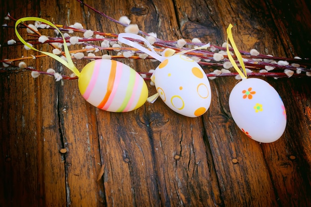 Fond de Pâques printemps oeufs de Pâques willow soft focus sélectif style rétro rustique