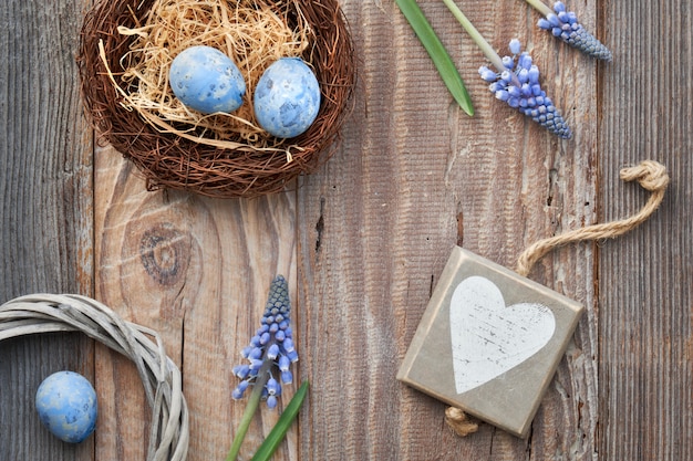 Fond de Pâques rustique avec des oeufs