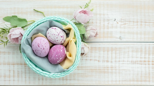 Fond de Pâques Tulipes printanières colorées avec des papillons