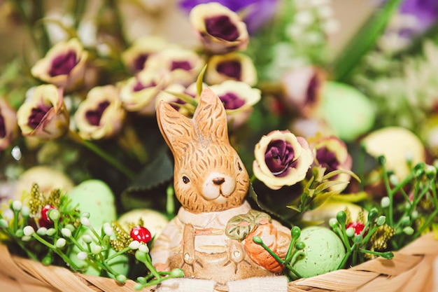 Fond de Pâques vintage avec figurine de lapin et fleurs violettes