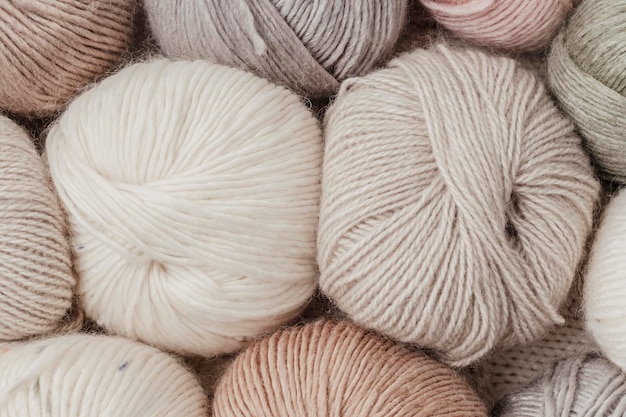 Fond de passe-temps de tricot artisanal avec du fil aux couleurs naturelles