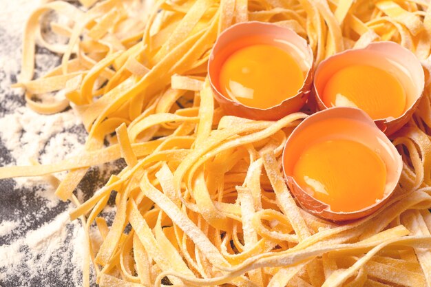 Fond de pâtes fraîches pâtes fettuccine italiennes faites maison cuites dans la cuisine à domicile