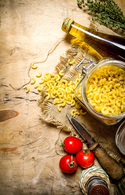 Fond de pâtes. Pâtes à l'huile d'olive, tomates et sel.