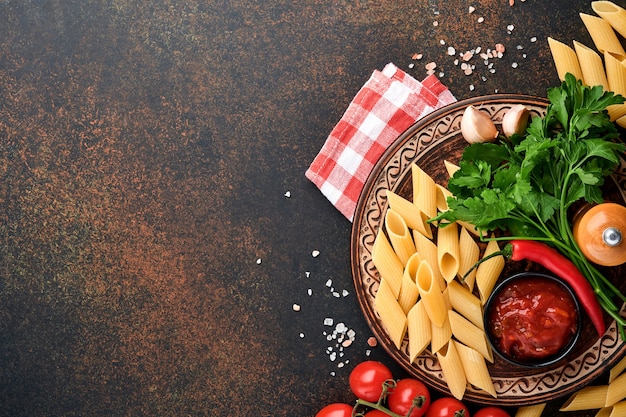 fond de pâtes. pâtes rigati, sauce tomate ketchup, huile d'olive, épices persil et tomates fraîches