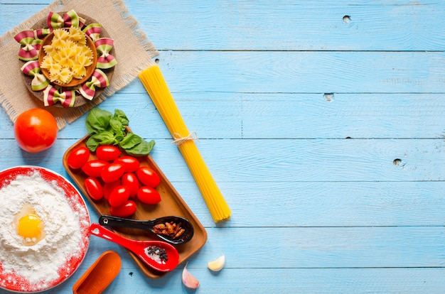 Fond de pâtes. Plusieurs types de pâtes sèches aux légumes et aux herbes. Vue de dessus